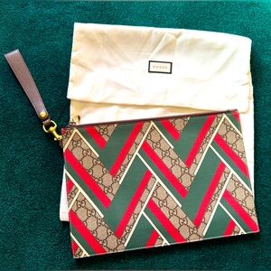 🎄 Gucci GG Supreme Chevron Clutch UNISEX